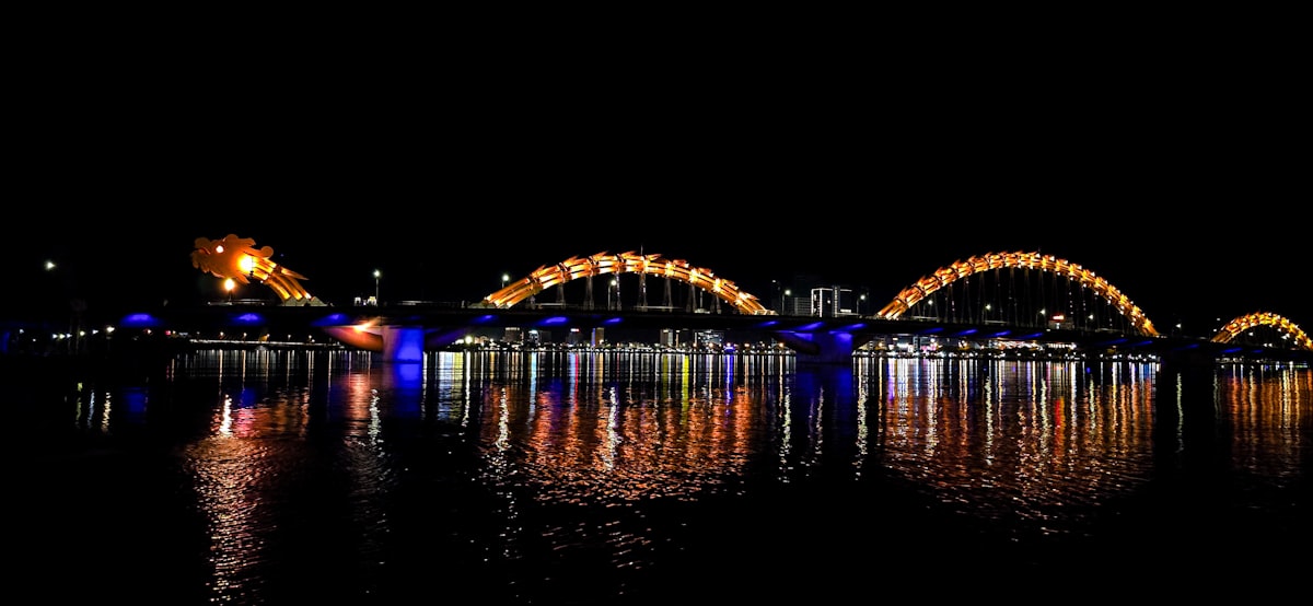 Cầu Rồng rực lửa