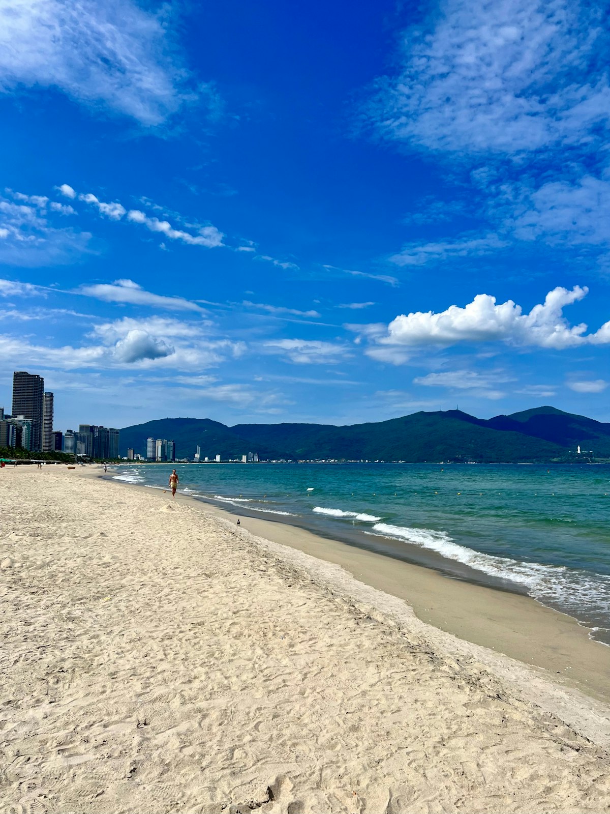Rạng đông trên biển Mỹ Khê